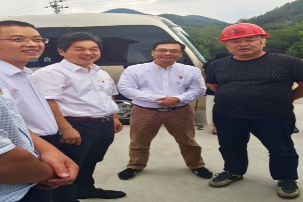 市委常委、區(qū)委書記葛學(xué)斌視察古堰畫鄉(xiāng)游客接待中心建設(shè)項(xiàng)目