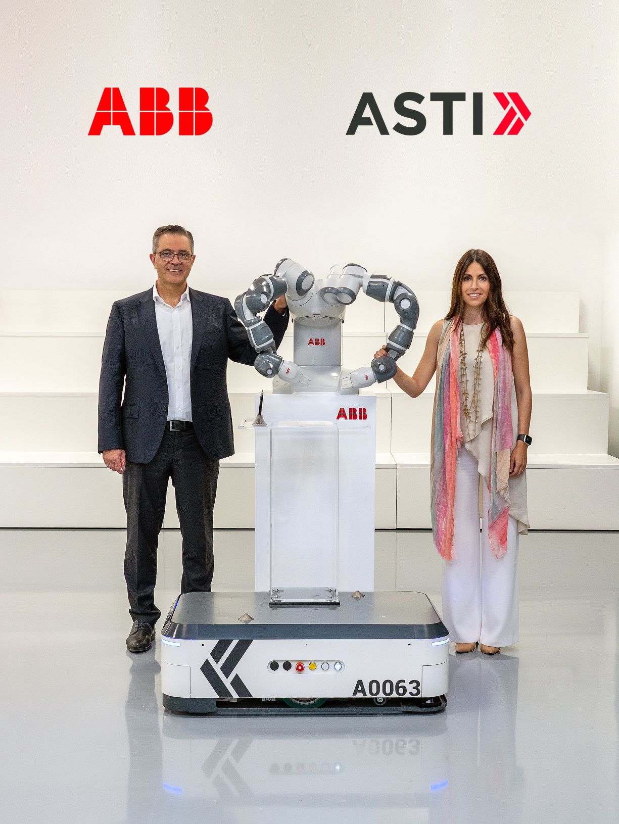 ABB 機(jī)器人與離散自動(dòng)化業(yè)務(wù)總裁 Sami Atiya 和 ASTI 首席執(zhí)行官 Veronica Pascual Boé