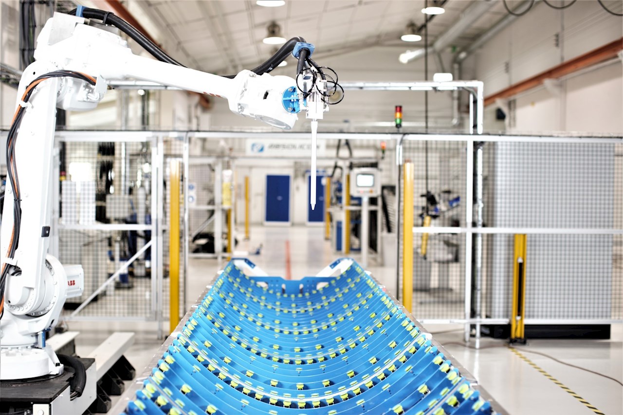 ABB 機(jī)器人提高太陽(yáng)能行業(yè)的自動(dòng)化程度
