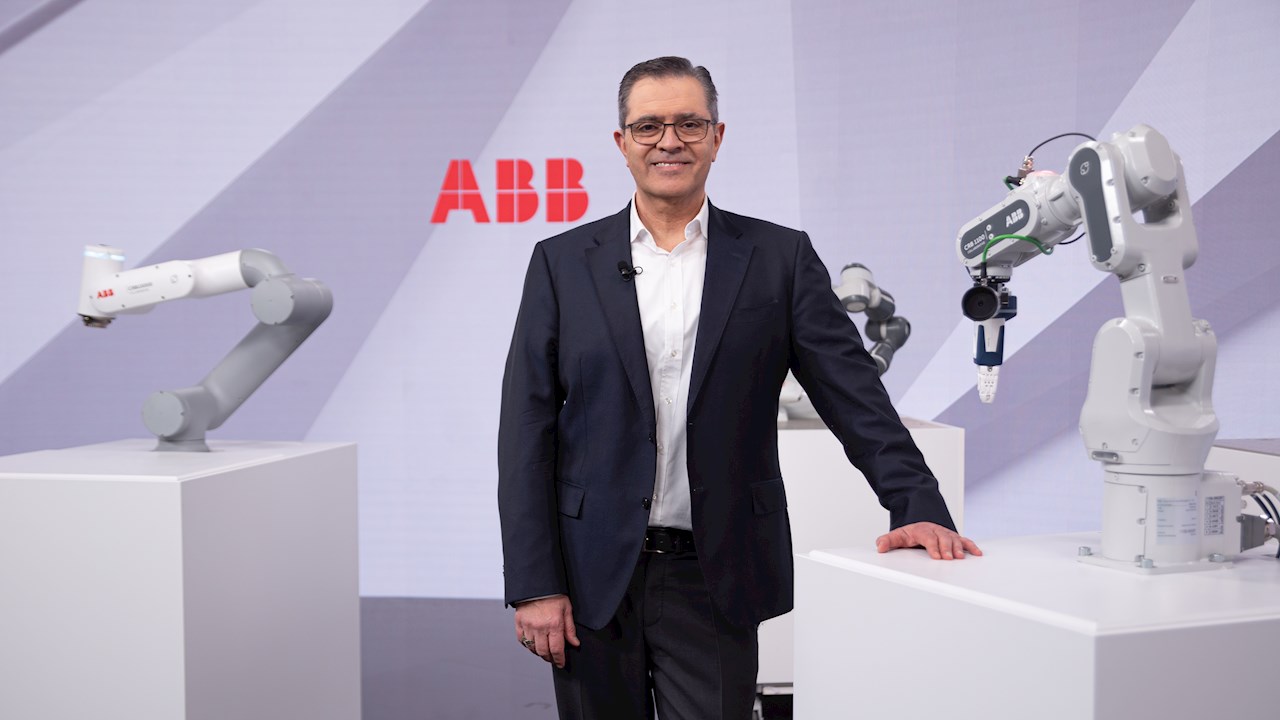 ABB 機器人與離散自動化總裁 Sami Atiya 與 ABB 的下一代協(xié)作機器人(照片：Oliver Baer)